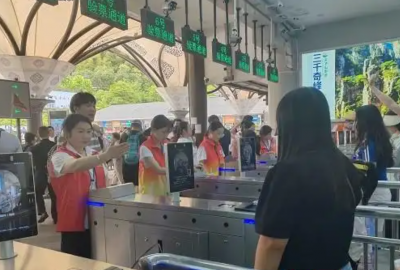 2025年火爆“五一”假期，張家界口岸出入境旅客超9100人次
